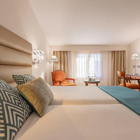 فندق Izan 4*